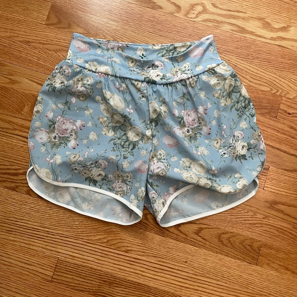 Tuckernuck NWT breezy blue chintz floral athletic shorts